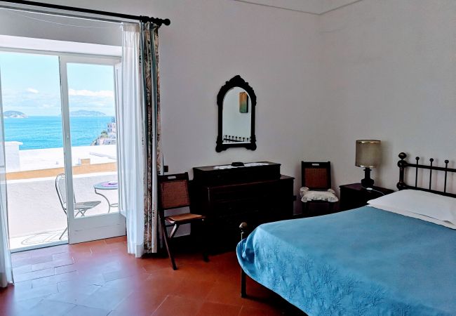 Rent by room in Ponza - La Maison Fiorita camere